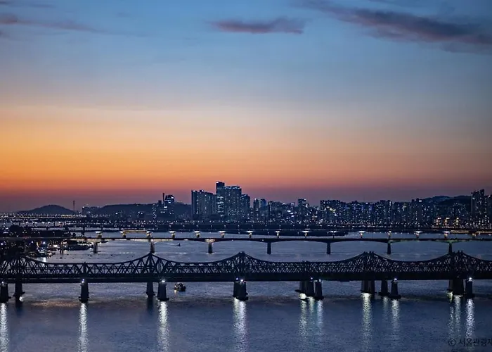 At Miasageori #up To 6 People #subway 2 Min #airport Bus 2 Min #dongdaemun 10 Min #myeongdong 15 Min #seoul Station 20 Min #gyeongbokgung Palace, Bukchon Hanok Village, Seongsu, Hongdae 25 Min #itaewon 30 Min #gangnam 40 Min * ソウル特別市