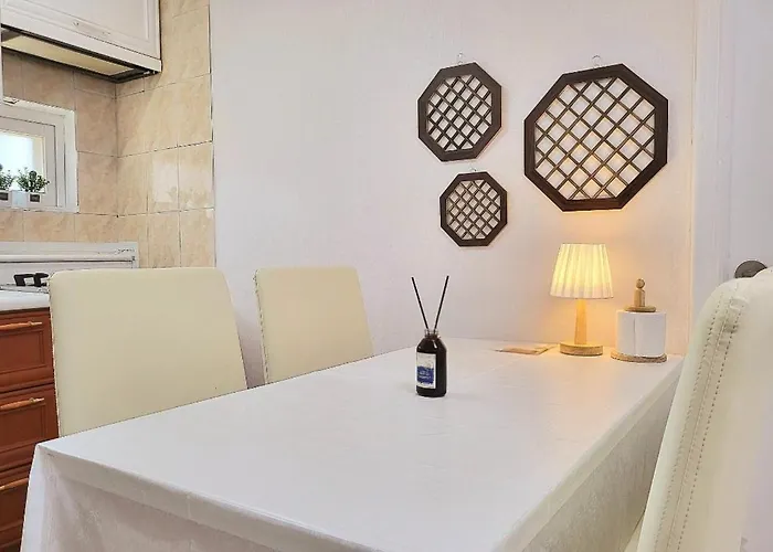 At Miasageori #up To 6 People #subway 2 Min #airport Bus 2 Min #dongdaemun 10 Min #myeongdong 15 Min #seoul Station 20 Min #gyeongbokgung Palace, Bukchon Hanok Village, Seongsu, Hongdae 25 Min #itaewon 30 Min #gangnam 40 Min